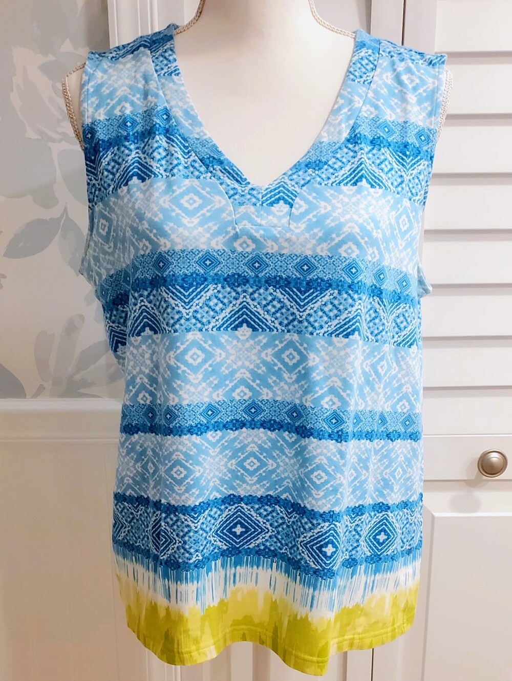 Blue Patterned V-Neck Sleeveless Top by Caribbean Joe Size Large
